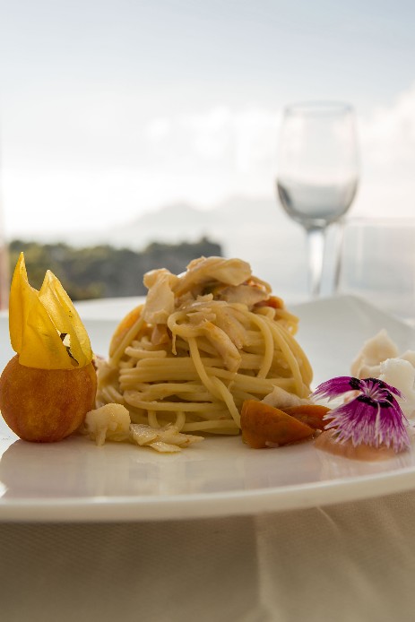 Spaghetti alla Chitarra Gragnoro con pomodorini gialli e baccalà su vellutata di patate violette